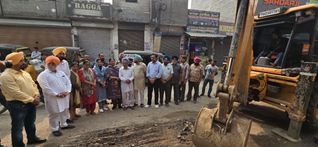 ਵਿਧਾਇਕ ਛੀਨਾ ਨੇ ਵਾਰਡ ਨੰਬਰ 43 ‘ਚ ਸੜਕ ਨਿਰਮਾਣ ਕਾਰਜਾਂ ਦਾ ਕੀਤਾ ਉਦਘਾਟਨ