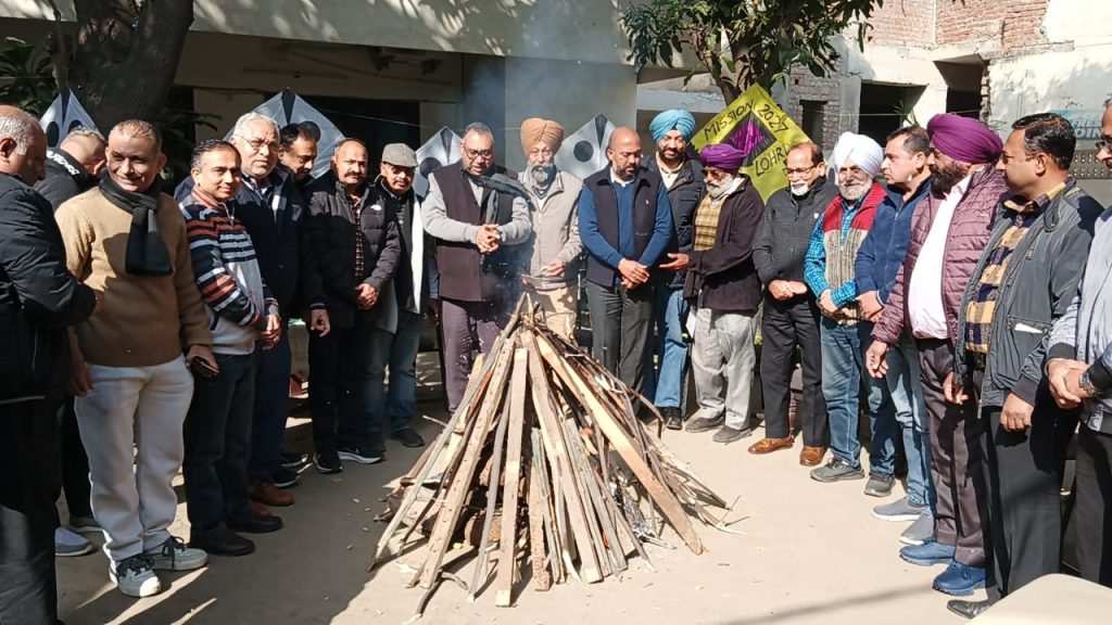 ਪਵਨ ਦੀਵਾਨ ਨੇ ਕਾਂਗਰਸੀ ਆਗੂਆਂ ਨਾਲ ਮਨਾਇਆ ਲੋਹੜੀ ਦਾ ਤਿਉਹਾਰ 